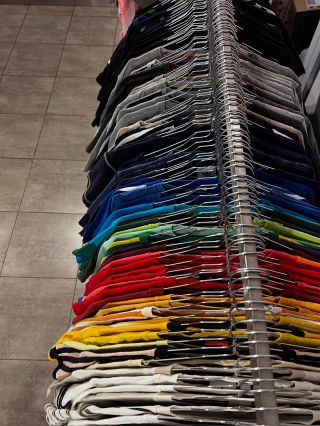 Máme určite najväčší výber značkových tričiek široko-ďaleko 👌 Vyložili sme práve nové kúsky 🎨 📍predajňa Prievidza / 💻...