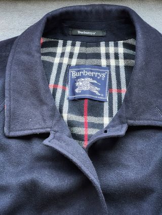Keď chytíte tento poklad do rúk, zistíte aký rozdiel je medzi kabátom a naozajstným kabátom 🙏🌟Kašmírový BURBERRY vintage...