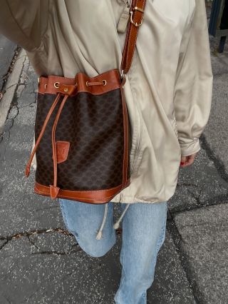 Nepodľahnite trendom “rýchlej” módy, namiesto toho investujte do nadčasových, už nosených luxusných kúskov, ktoré Vám...