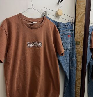 Na pekný (a/aj štýlový) outfit 🧥nemusíš míňať pólku výplaty 💸 📍obchod Vintage Paradise / 💻 www.vintageparadise.sk...